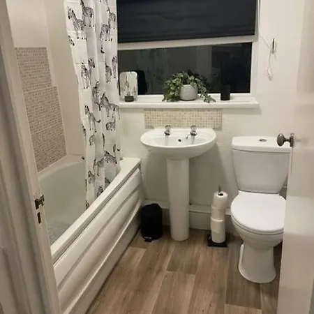 2-Bedrooms - Hot Tub - Free Parking - Tv In Every Room Swansea Exterior photo