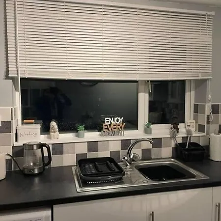 2-Bedrooms - Hot Tub - Free Parking - Tv In Every Room Swansea Exterior photo