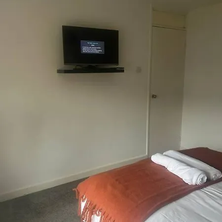 2-Bedrooms - Hot Tub - Free Parking - Tv In Every Room Swansea Exterior photo
