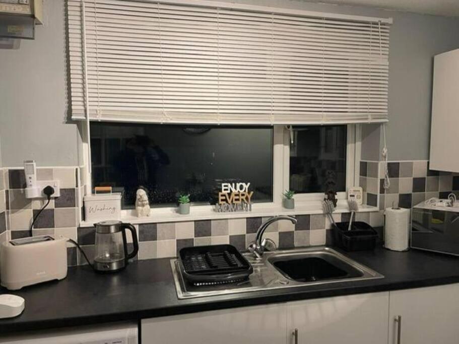 2-bedrooms - Hot Tub - Free Parking - Tv In Every Holiday home Swansea