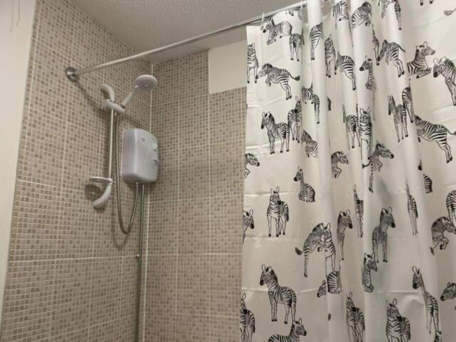 2-bedrooms - Hot Tub - Free Parking - Tv In Every * Swansea